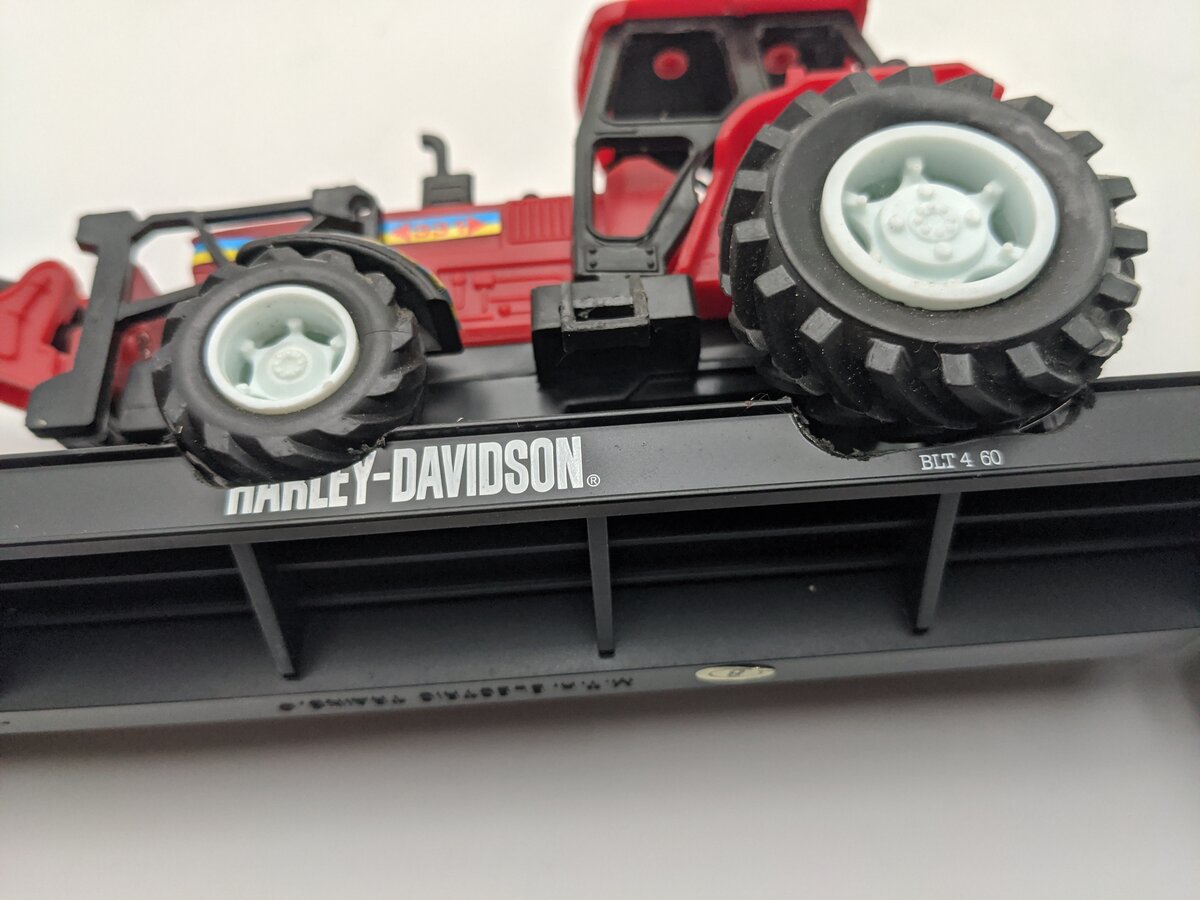 MTH 20-98461 O Gauge Harley Davidson Flatcar w/Tractor VG