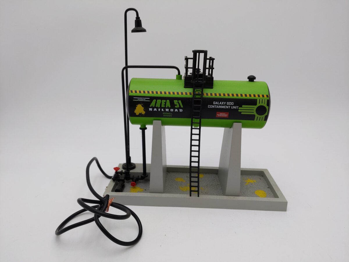 Lionel 2129210 O Assembled Plug-Expand-Play Area 51 Elevated Oil Tank VG