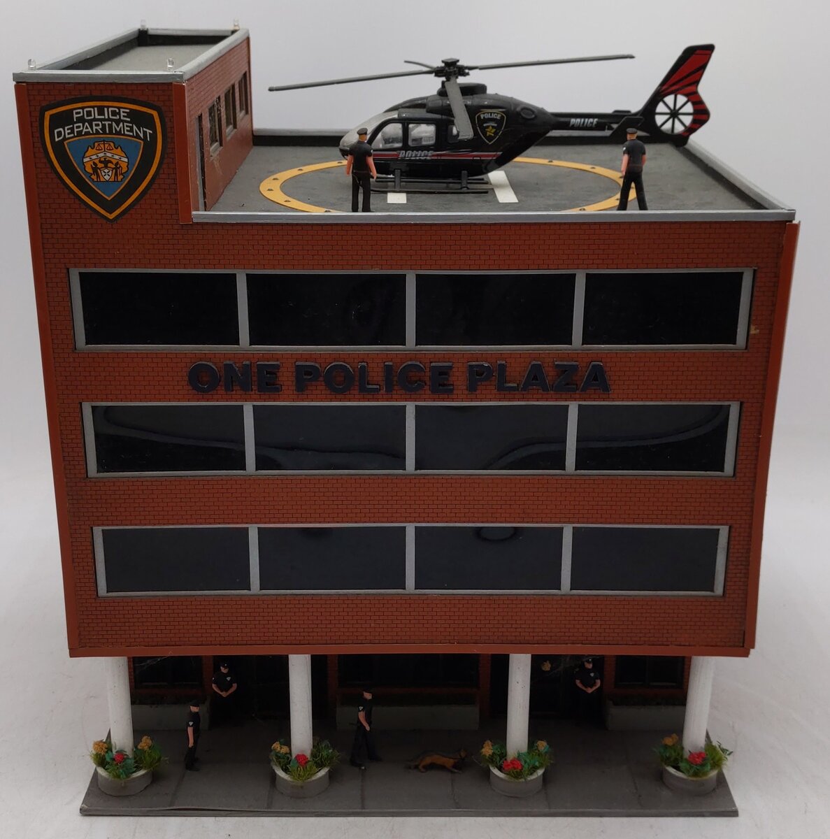 Menards 279-4435 O Scale One Police Plaza w/ Animated Helicopter