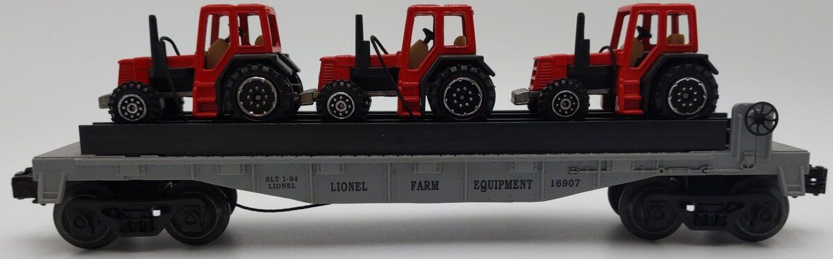 Lionel 6-16907 O Gauge Flatcar with 3 Farm Tractors EX