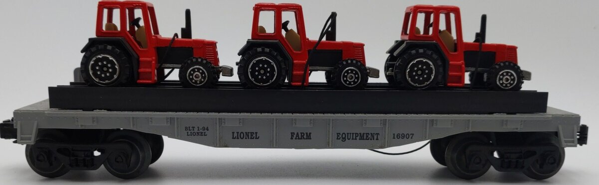 Lionel 6-16907 O Gauge Flatcar with 3 Farm Tractors EX