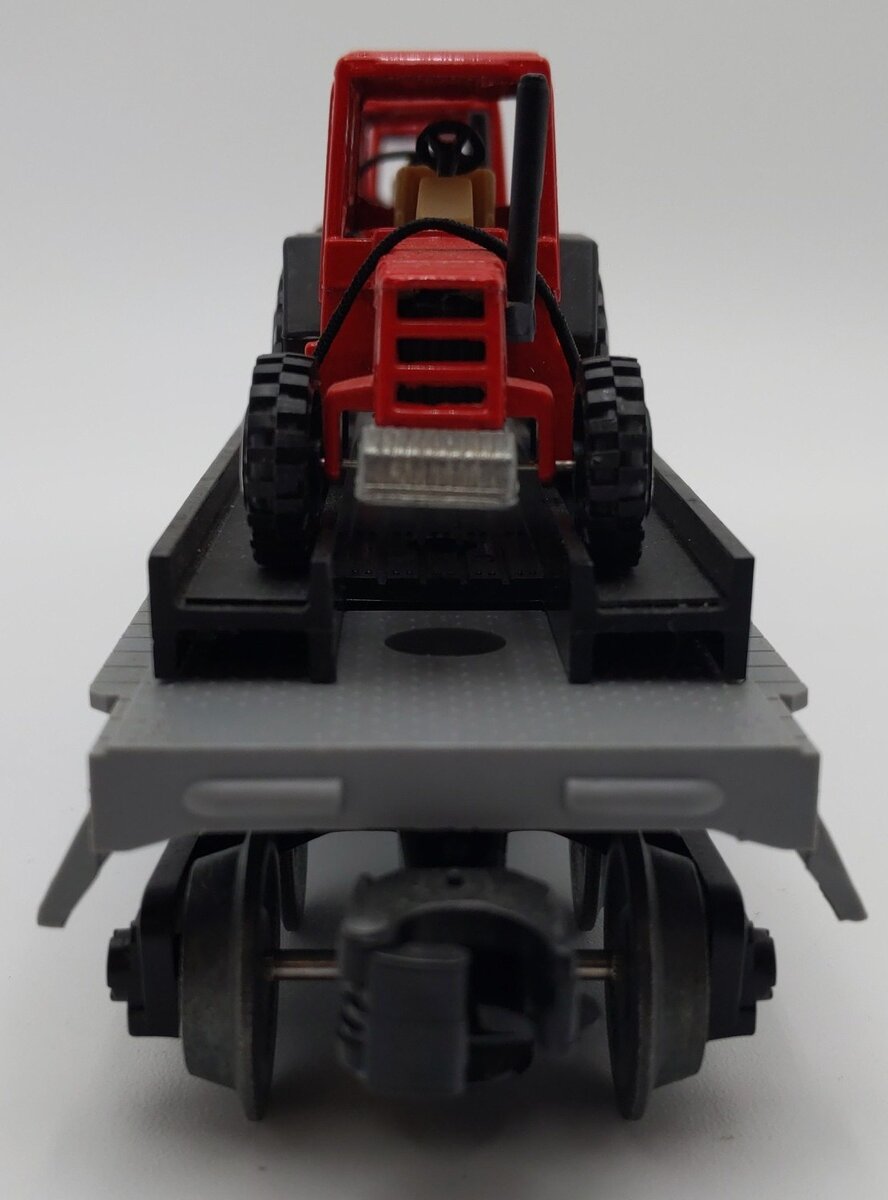Lionel 6-16907 O Gauge Flatcar with 3 Farm Tractors EX