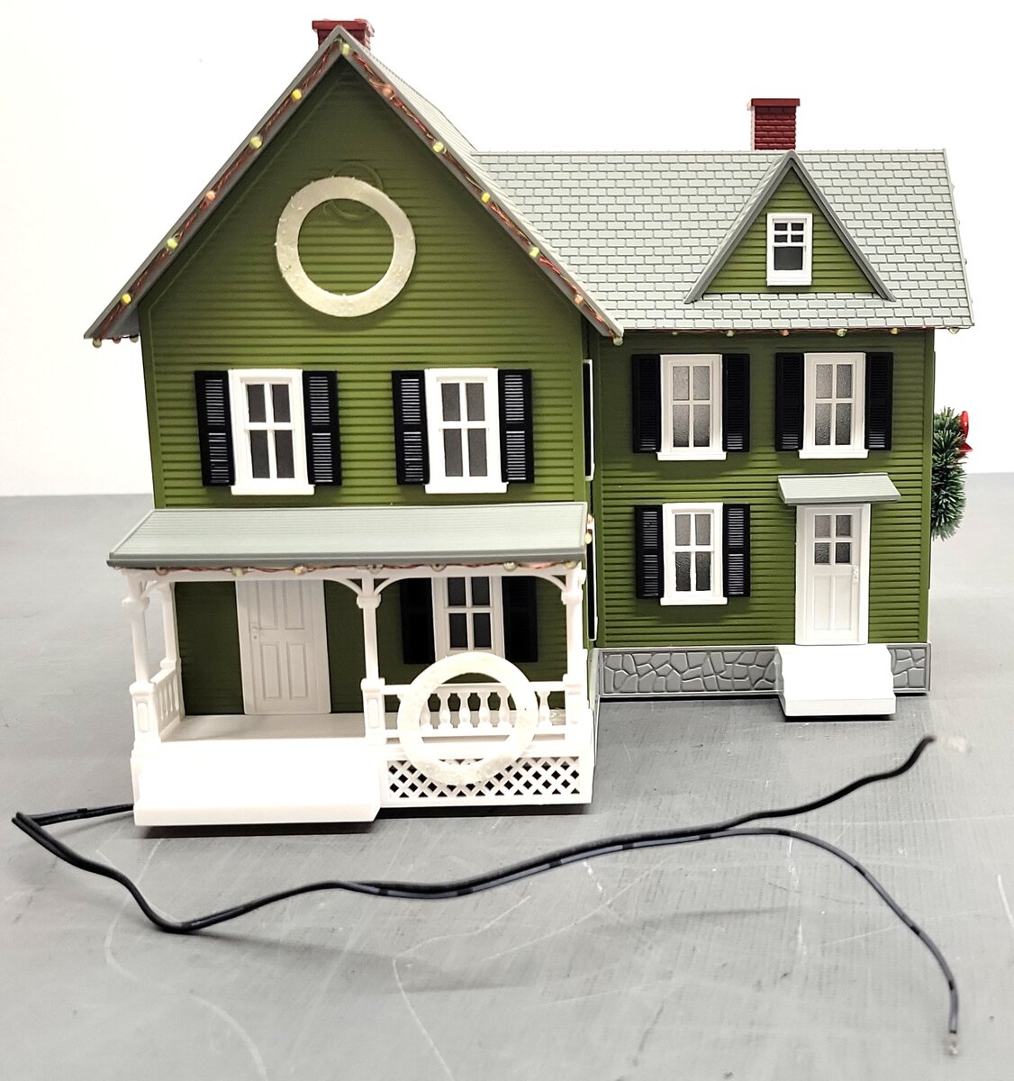 MTH 30-90591 O RailKing #4 Country House with Operating Christmas Lights EX