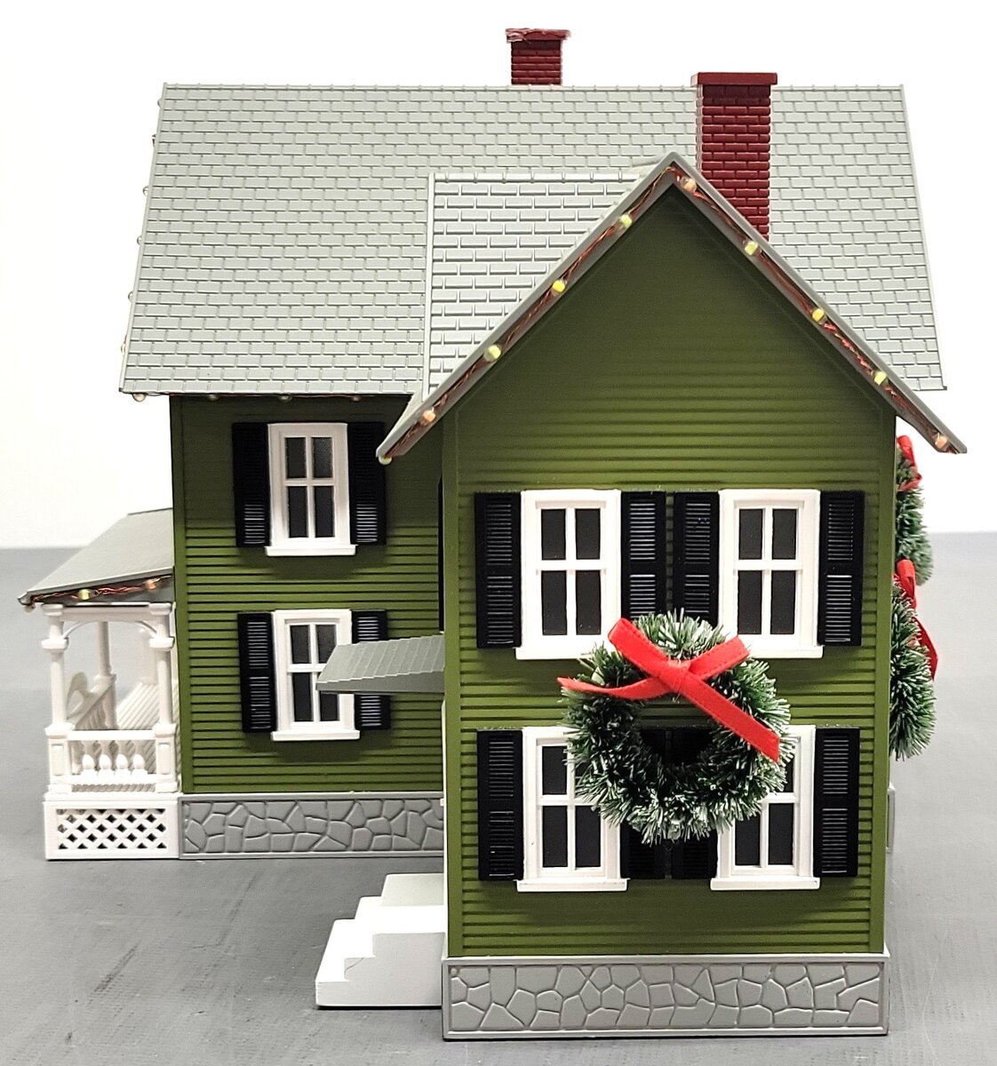 MTH 30-90591 O RailKing #4 Country House with Operating Christmas Lights EX