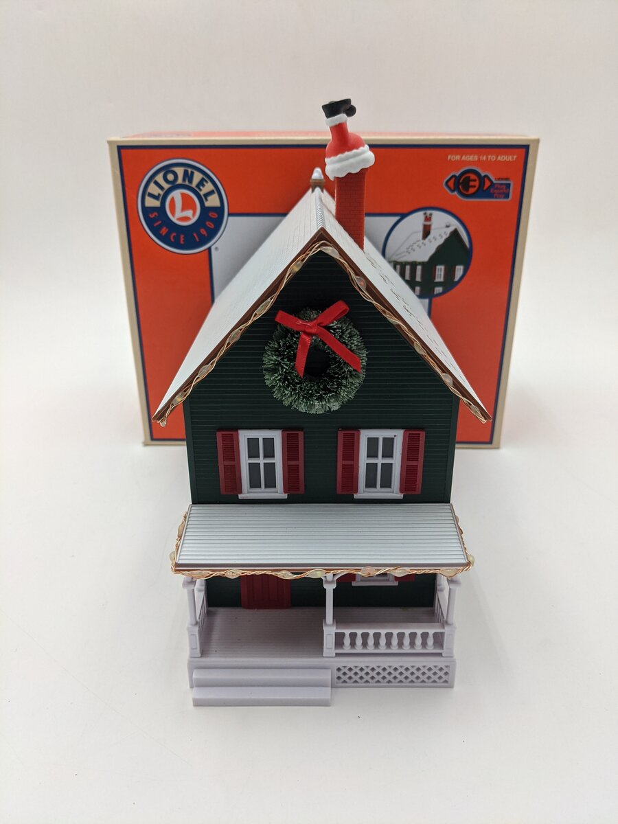 Lionel 2229290 O Plug-Expand-Play Up on the Rooftop Christmas House EX/Box