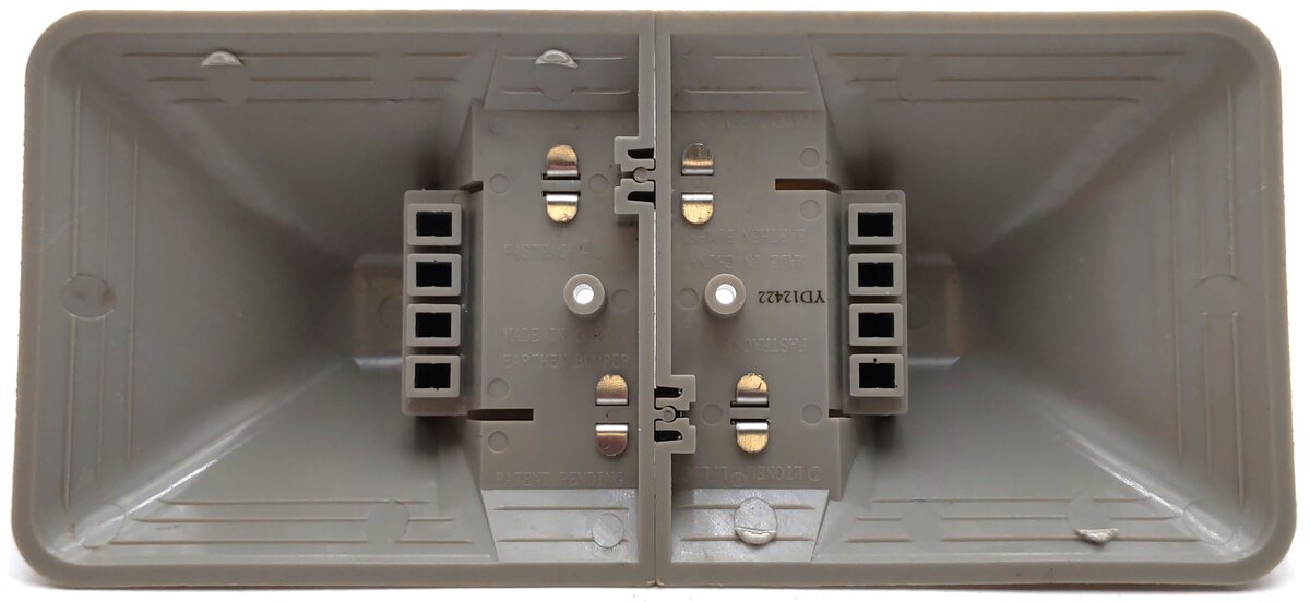 Lionel 6-12059 O Scale Fast Track Earthen Bumpers (Pack of 2) EX/Box