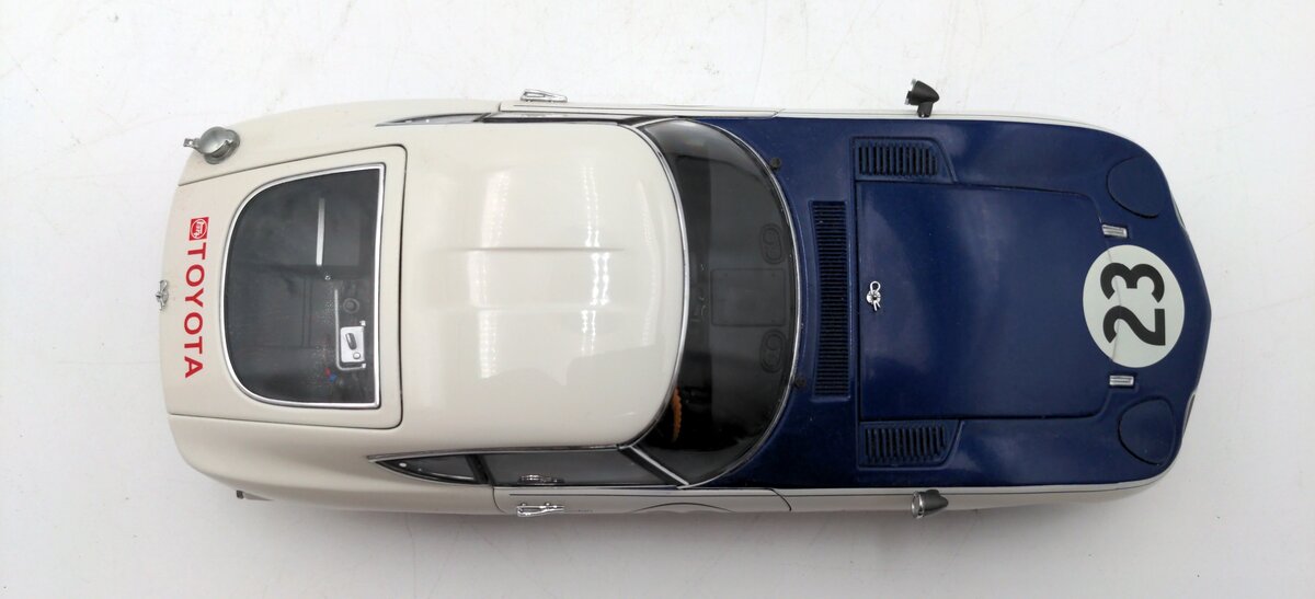 AutoArt 86815 1:18 1968 Toyota 2000 GT SCCA #23 LN