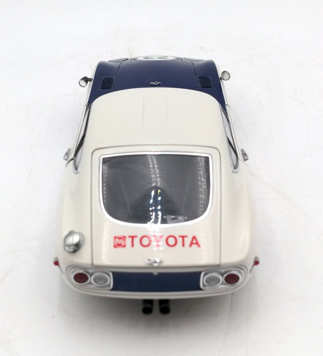 AutoArt 86815 1:18 1968 Toyota 2000 GT SCCA #23 LN