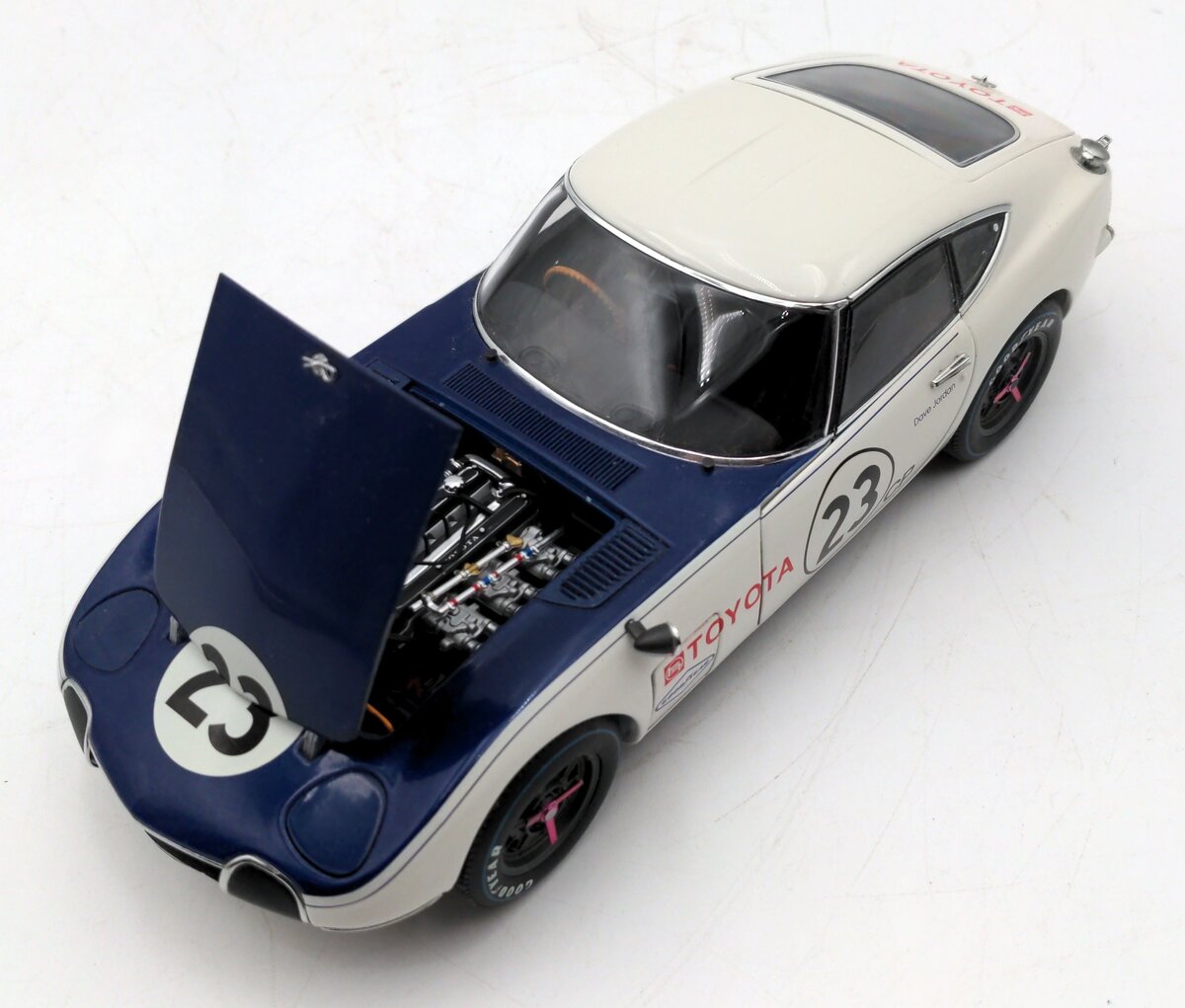 AutoArt 86815 1:18 1968 Toyota 2000 GT SCCA #23 LN