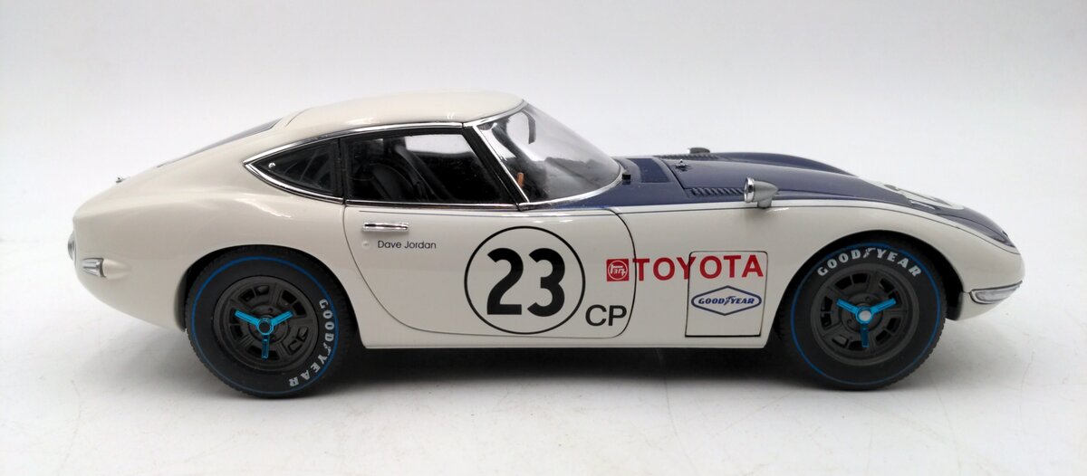 AutoArt 86815 1:18 1968 Toyota 2000 GT SCCA #23 LN