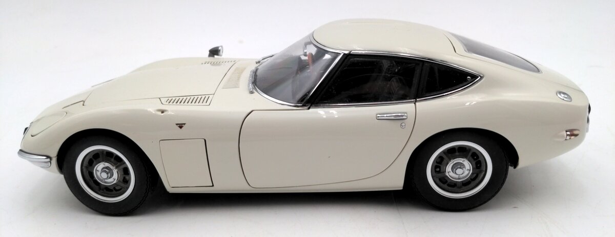 AutoArt 1:18 Scale Toyota 2000GT White VG