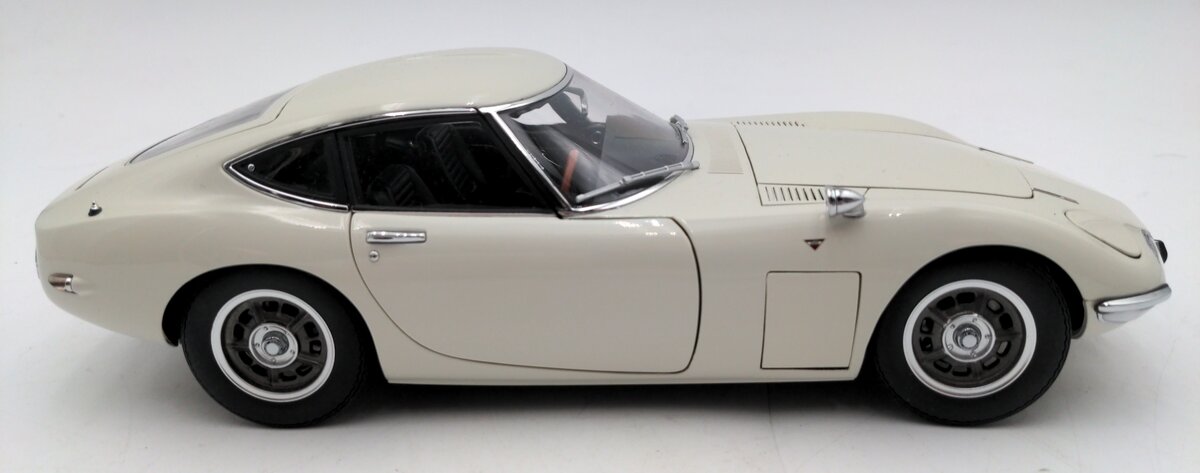 AutoArt 1:18 Scale Toyota 2000GT White VG