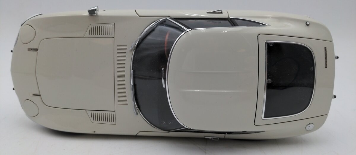 AutoArt 1:18 Scale Toyota 2000GT White VG