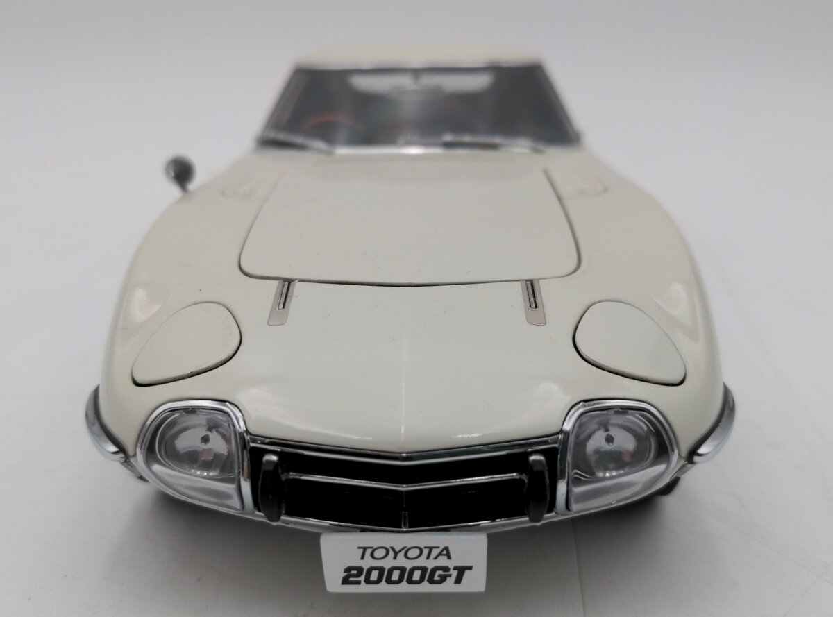 AutoArt 1:18 Scale Toyota 2000GT White VG
