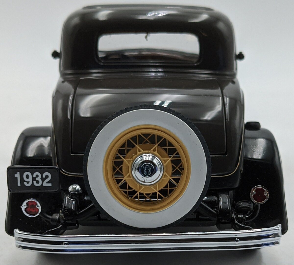 Danbury Mint 1932 1:24 Diecast 1932 Ford V8 Deluxe Coupe NIB