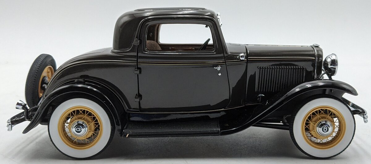 Danbury Mint 1932 1:24 Diecast 1932 Ford V8 Deluxe Coupe NIB