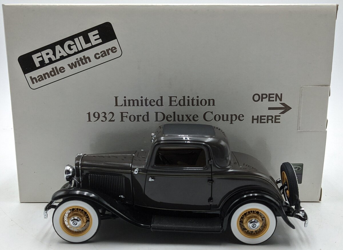 Danbury Mint 1932 1:24 Diecast 1932 Ford V8 Deluxe Coupe NIB