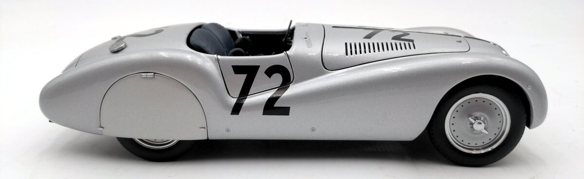 AutoArt 70636 1:18 1940 BMW 328 Roadster Mille Miglia #72 EX