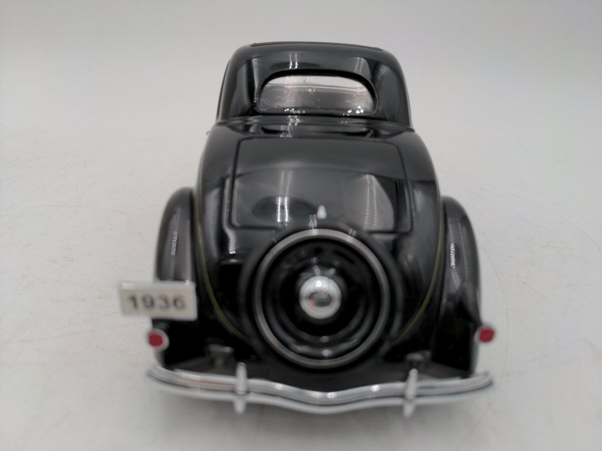 Danbury Mint 1:24 Scale 1936 Ford Deluxe Coupe LN/Box