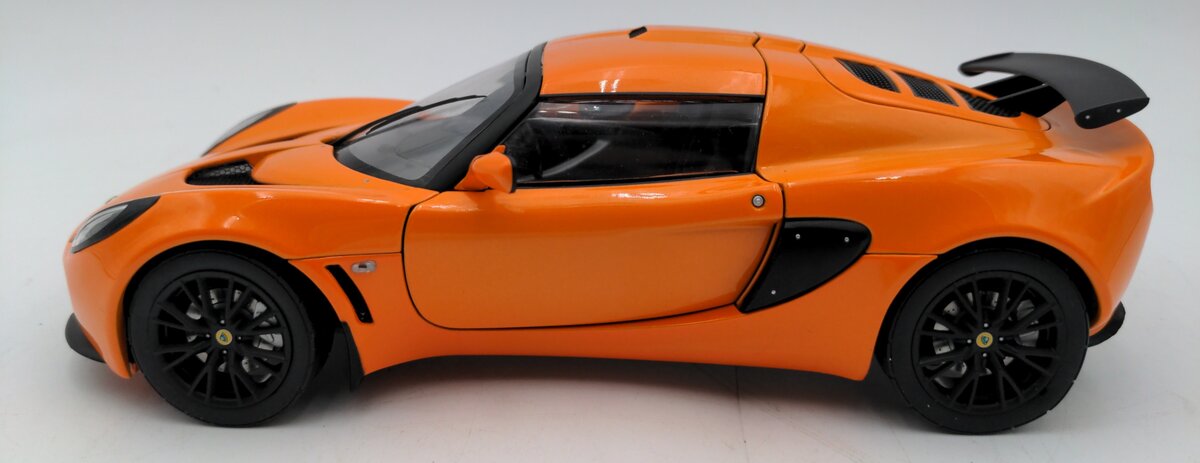 AutoArt 1:18 Scale Lotus Exige Orange EX