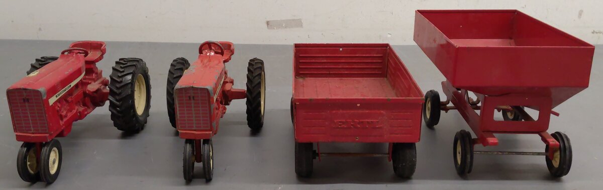 Ertl 1/16 Scale Assorted Diecast Tractors and Wagons [4]
