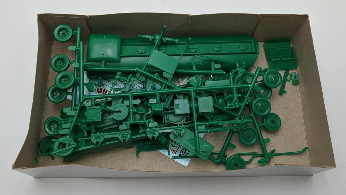 Atlantis Models H1402 1:48 Sinclair Gas Truck Plastic Model Kit LN/Box