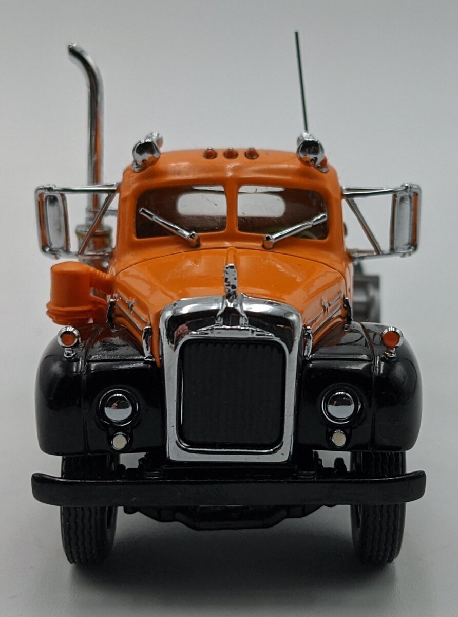 Dinky DYM35214 1:43 Diecast 1956 Mack B-61 Semi Tractor LN