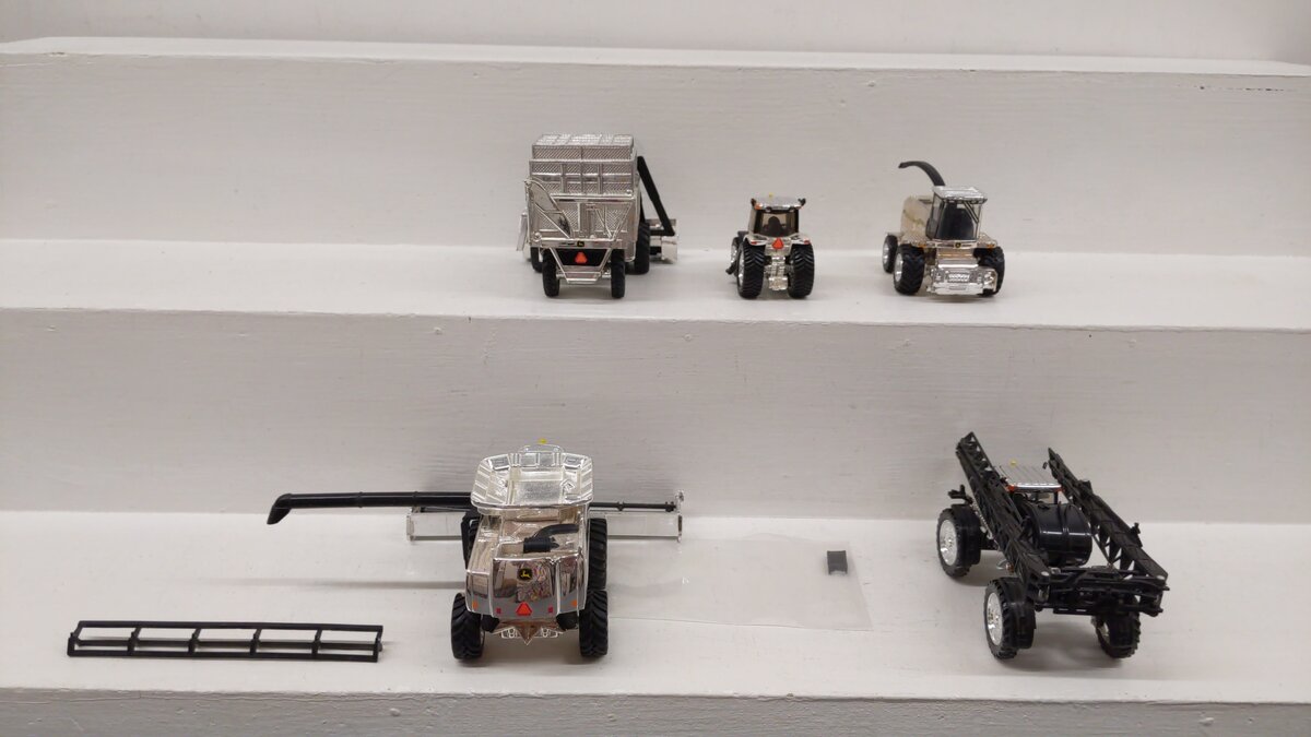 Ertl 2005 1:64 Scale John Deere Chrome Plated 2005 Farming Vehicles (Set of 5) VG