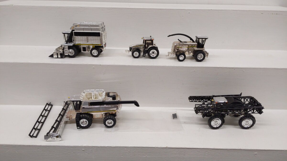 Ertl 2005 1:64 Scale John Deere Chrome Plated 2005 Farming Vehicles (Set of 5) VG