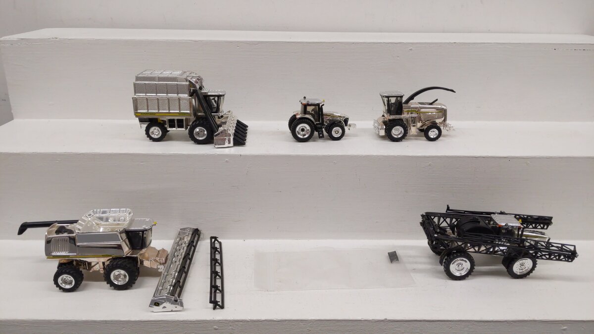 Ertl 2005 1:64 Scale John Deere Chrome Plated 2005 Farming Vehicles (Set of 5) VG
