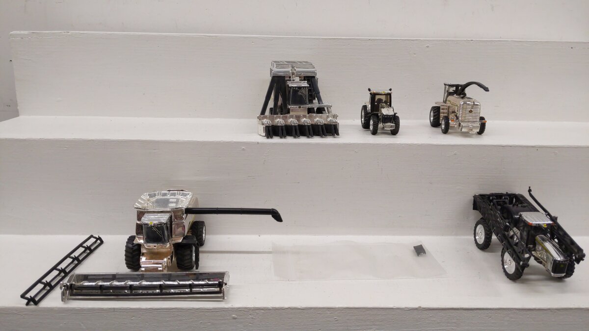 Ertl 2005 1:64 Scale John Deere Chrome Plated 2005 Farming Vehicles (Set of 5) VG