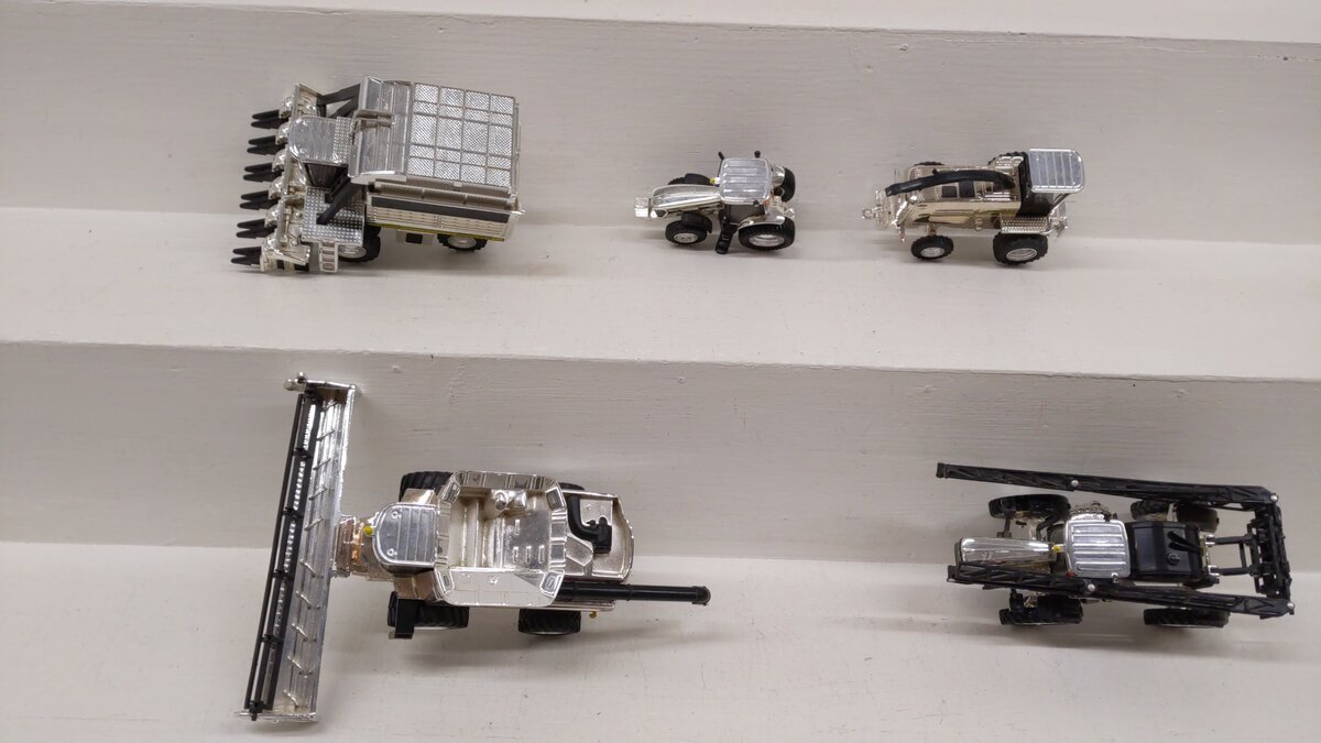 Ertl 2005 1:64 Scale John Deere Chrome Plated 2005 Farming Vehicles (Set of 5) VG