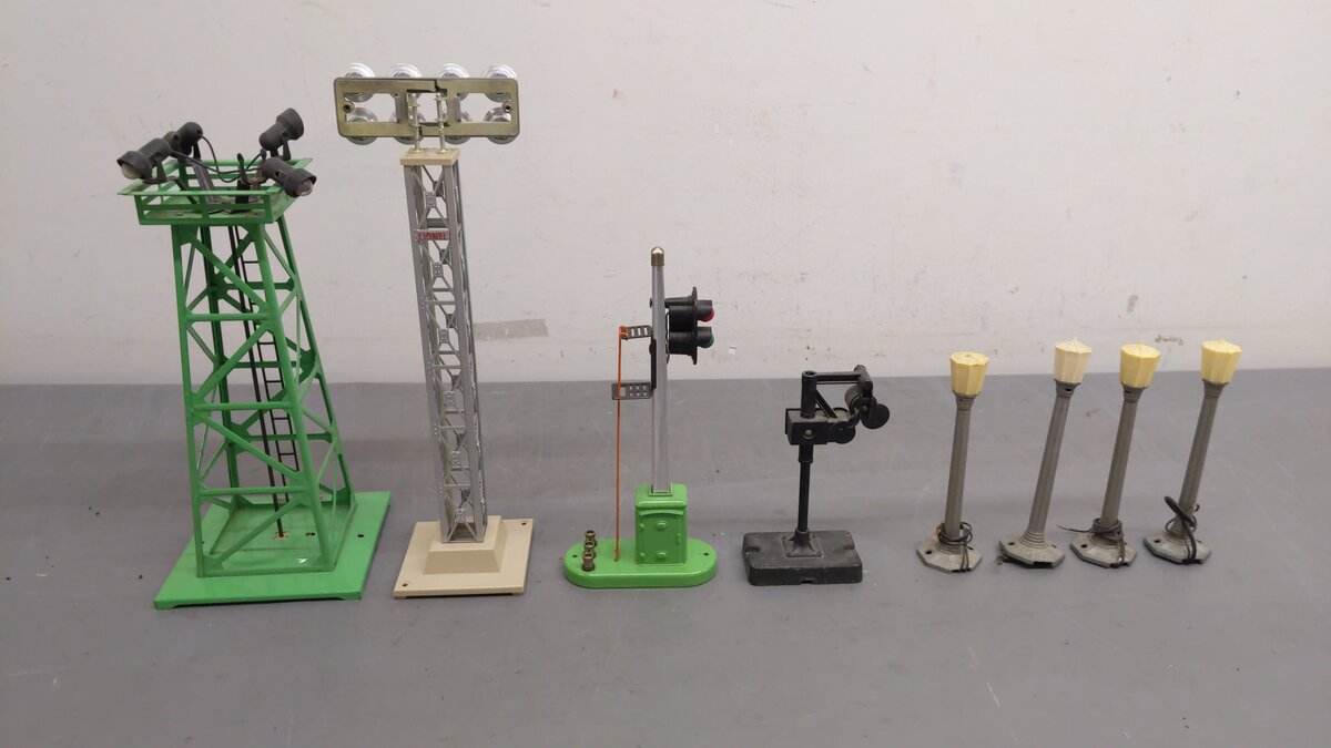Lionel Vintage O Gauge Accessories 140, 71, 71, 71, 71, 153, 195, 395 [8] VG/Box