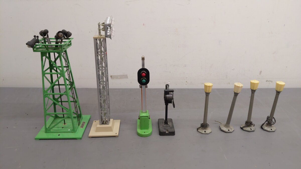Lionel Vintage O Gauge Accessories 140, 71, 71, 71, 71, 153, 195, 395 [8] VG/Box
