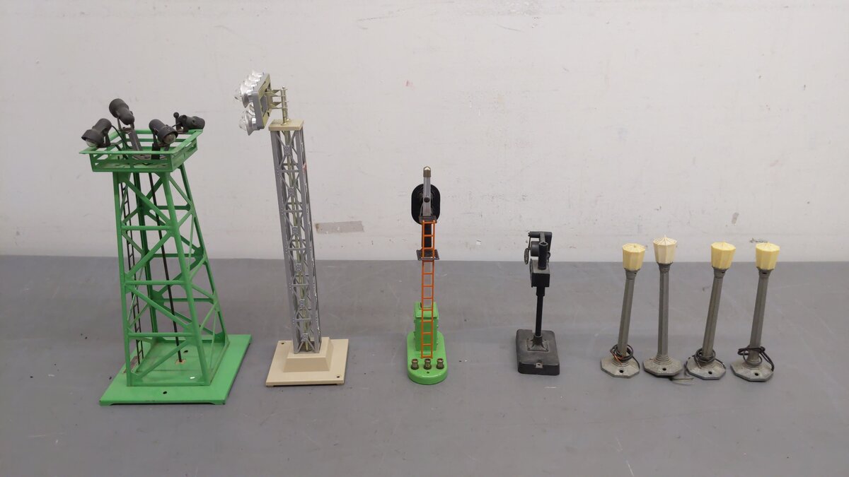 Lionel Vintage O Gauge Accessories 140, 71, 71, 71, 71, 153, 195, 395 [8] VG/Box