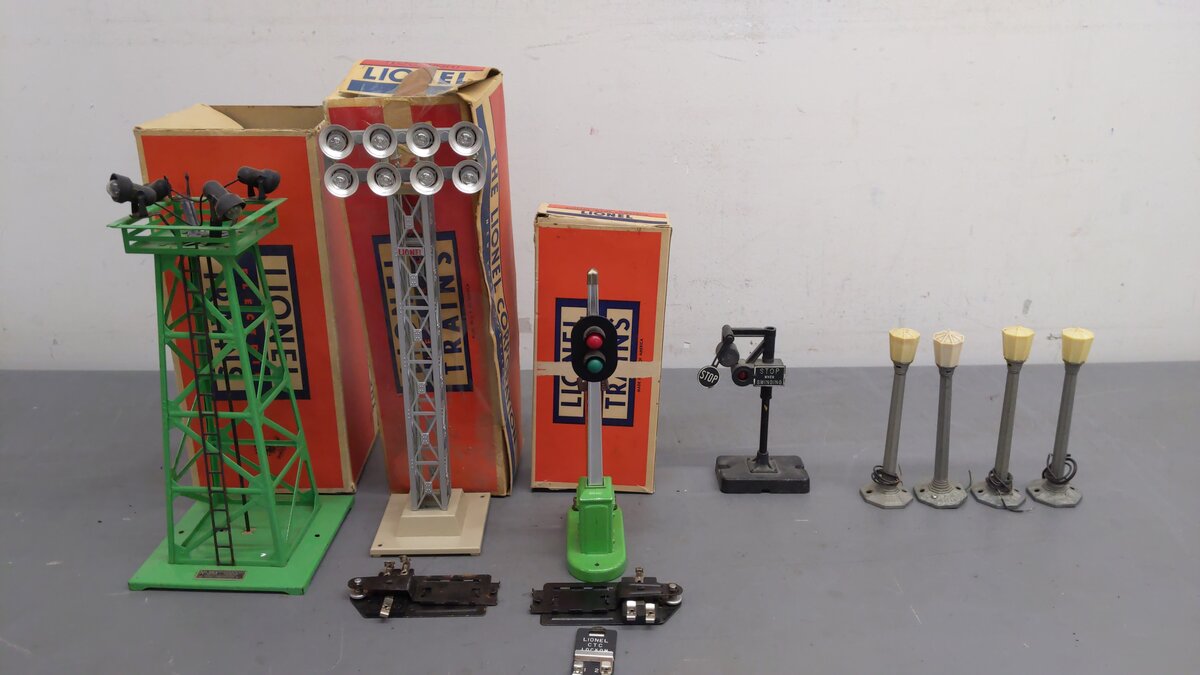 Lionel Vintage O Gauge Accessories 140, 71, 71, 71, 71, 153, 195, 395 [8] VG/Box