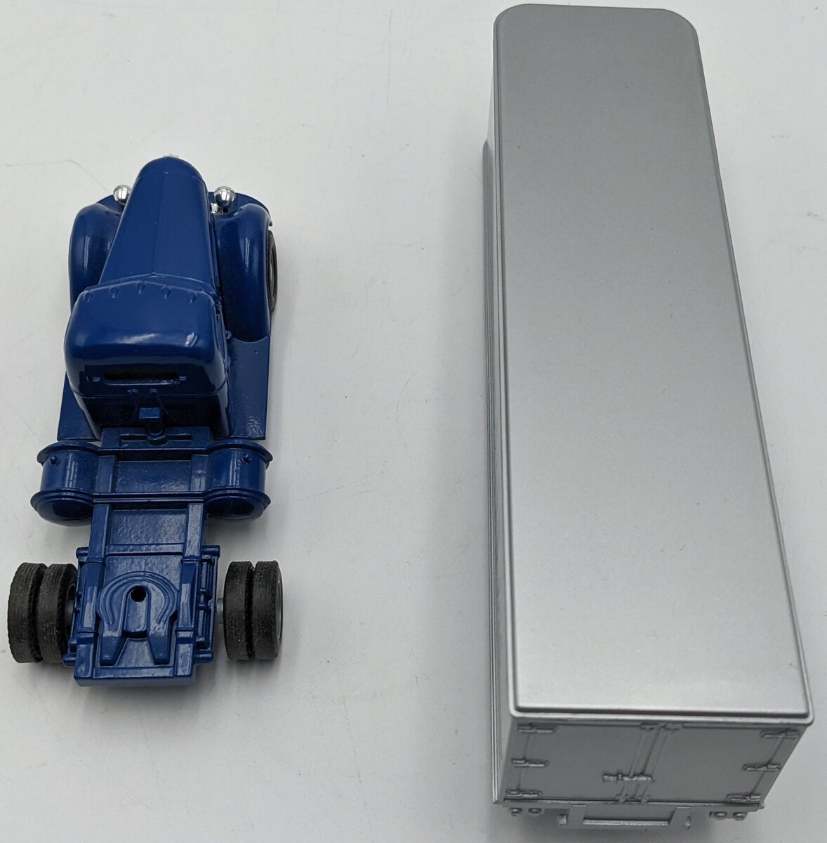 Ertl 9257UP 1:43 Diecast 1947 International KB-12 Cab And Semi Trailer LN