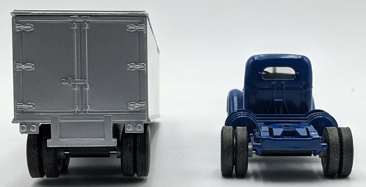 Ertl 9257UP 1:43 Diecast 1947 International KB-12 Cab And Semi Trailer LN