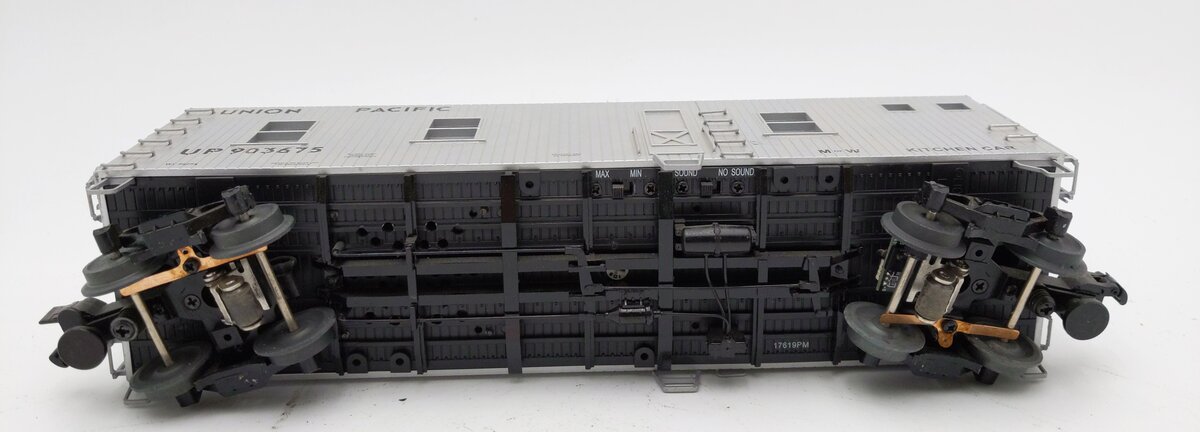 Lionel 1926230 O Union Pacific Kitchen Car with Sound #903675 EX