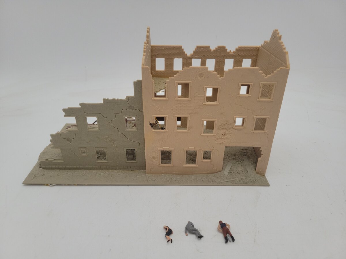 Model Power 579 HO Scale Built-up Urban Renewal Building Lighted W/4 Figures EX/Box