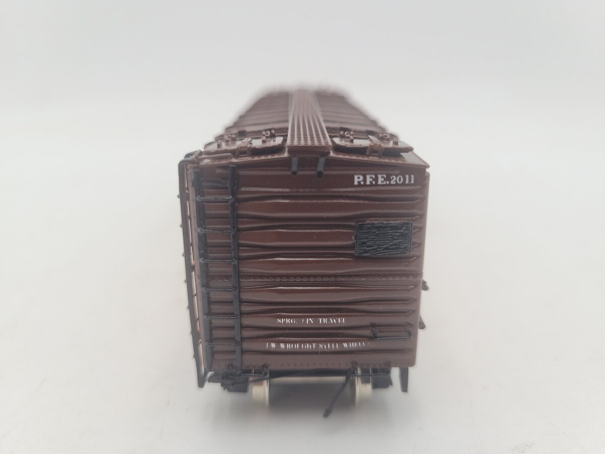 Challenger Imports 2138.1 HO BRASS PFE Class R40-25 Reefer Car #2011 (Painted) EX