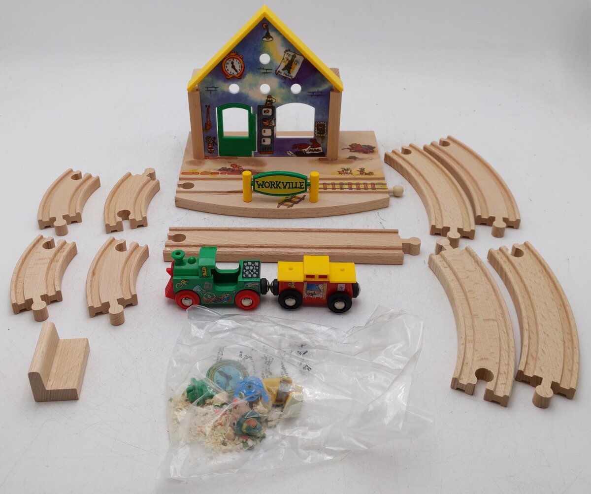 Brio 32550 Classic Richard Scarry's Busytown Train Station Set VG/Box