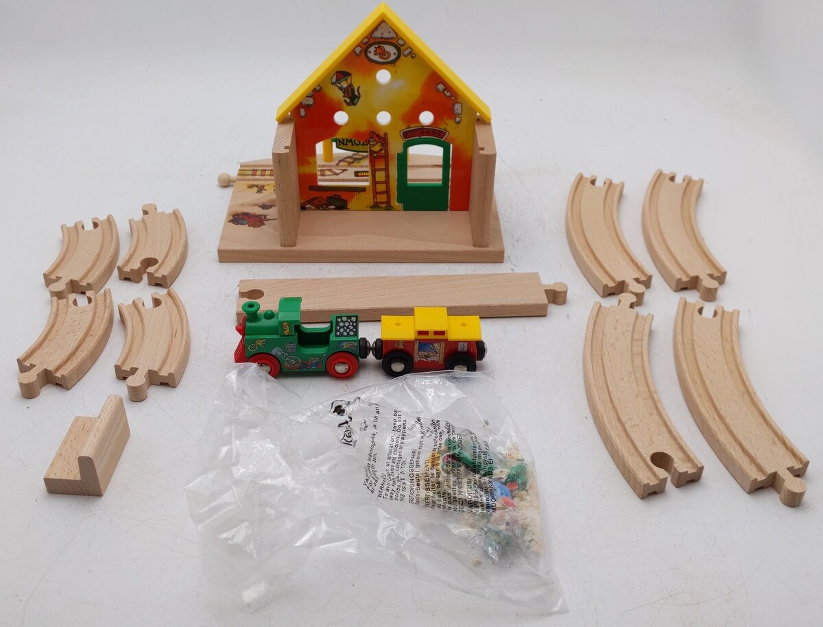 Brio 32550 Classic Richard Scarry's Busytown Train Station Set VG/Box