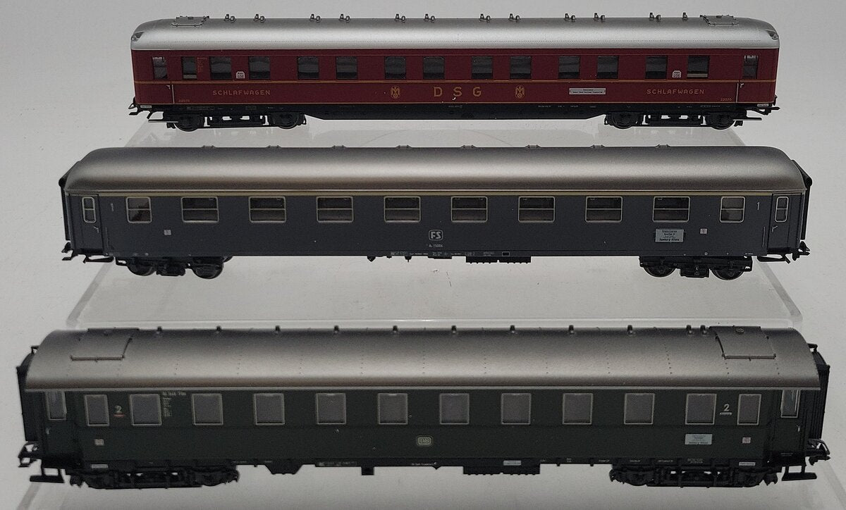 Marklin 42942 HO Scale Riviera Express 3-Car Passenger Set NIB