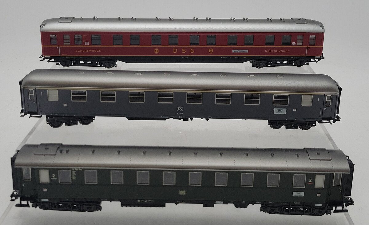Marklin 42942 HO Scale Riviera Express 3-Car Passenger Set NIB