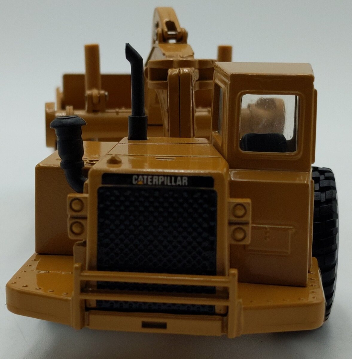 Ertl 2430 1:50 Diecast Mighty Movers Caterpillar 631E Wheel Tractor Scraper NIB