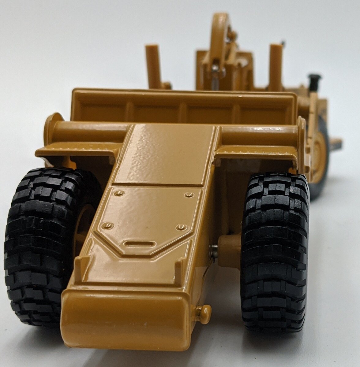 Ertl 2430 1:50 Diecast Mighty Movers Caterpillar 631E Wheel Tractor Scraper NIB