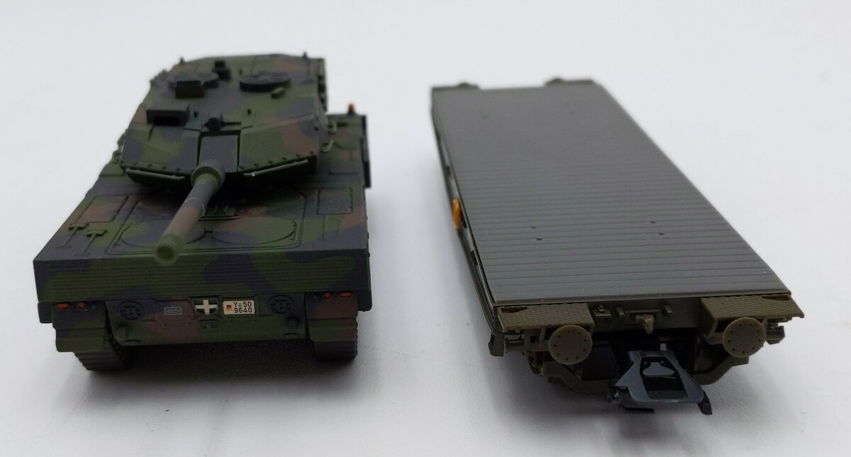 Marklin 48711 HO Scale  Flatcar with Leopard Tank LN/Box