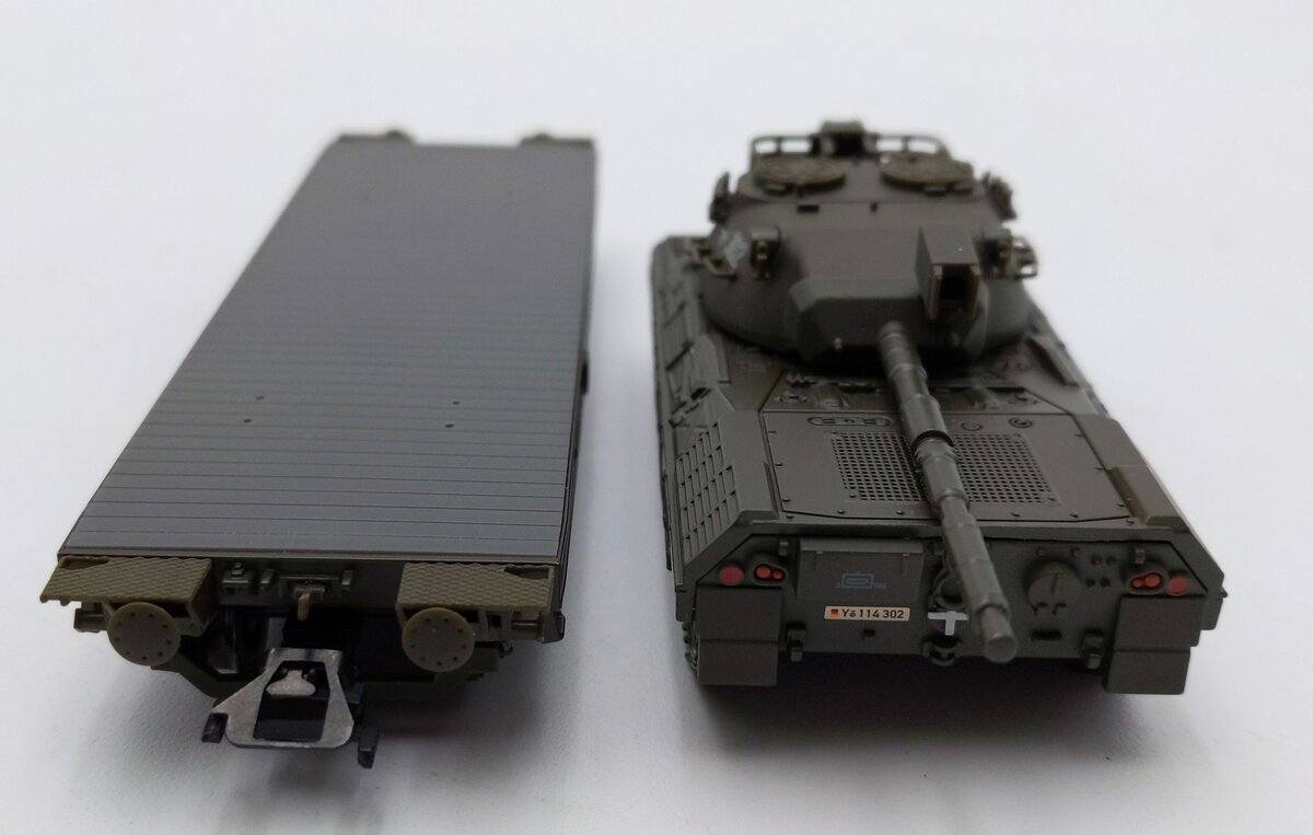 Marklin 48737 HO Scale Flatcar with Leopard 1 Battle Tank LN/Box