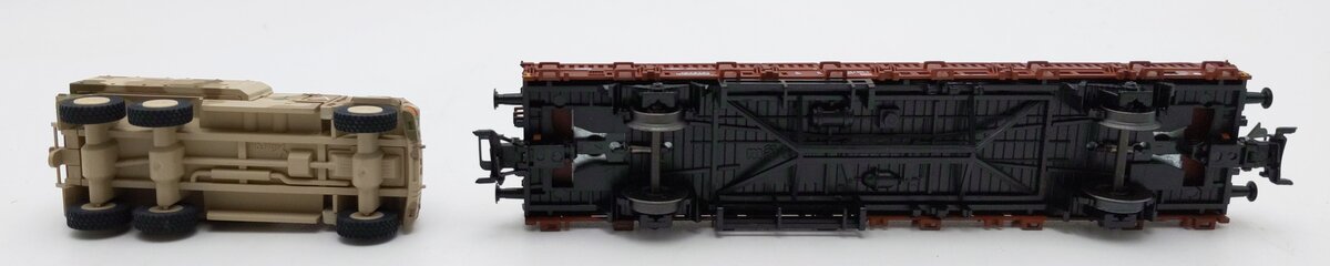 Marklin 46935 HO Scale Flatcar with Armoured Truck LN/Box